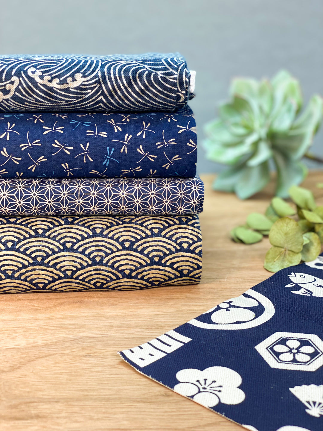 Elegante japanische Stoffe in Indigoblau