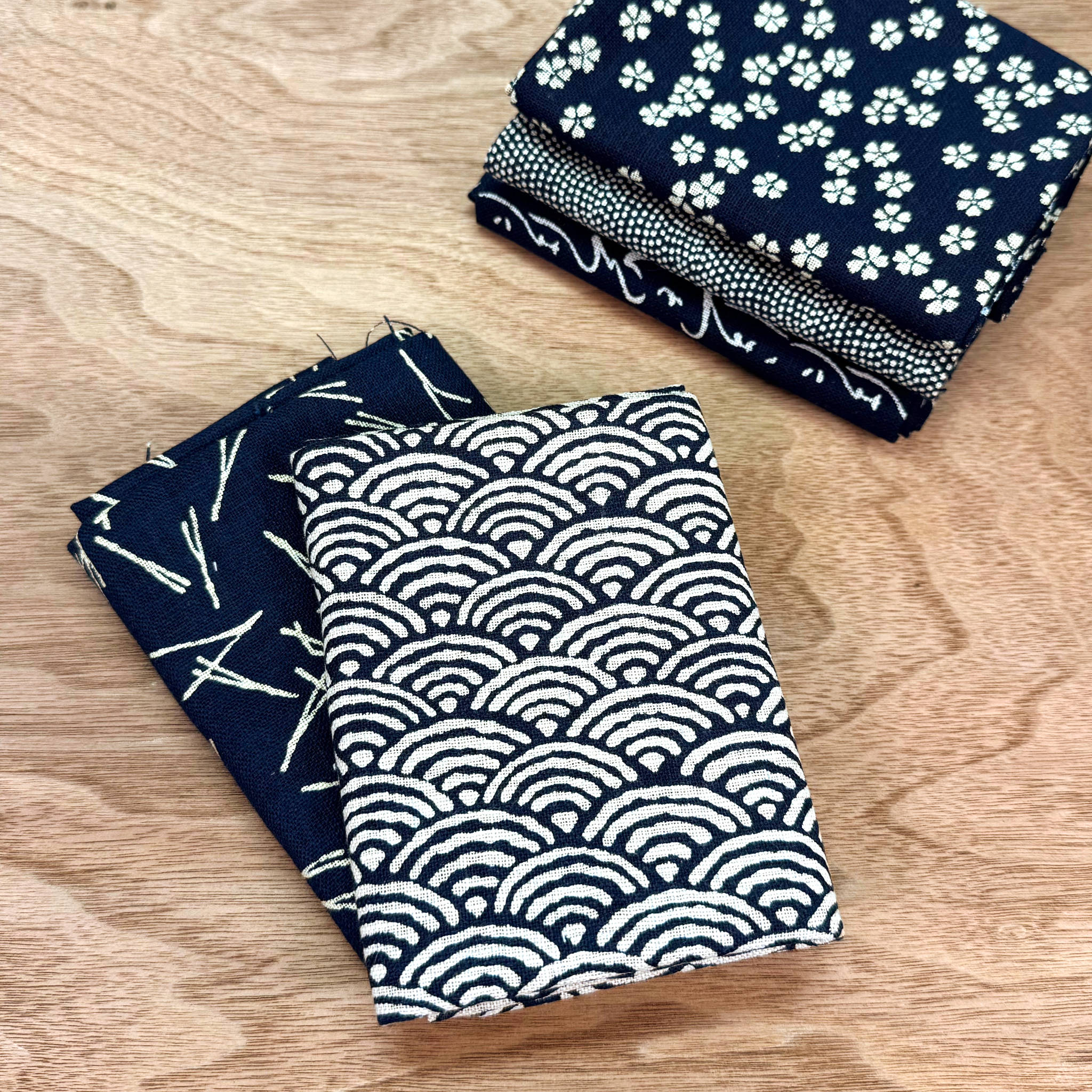 Stoffpaket aus japanischen Stoffen in Dunkelblau mit traditionellen Mustern