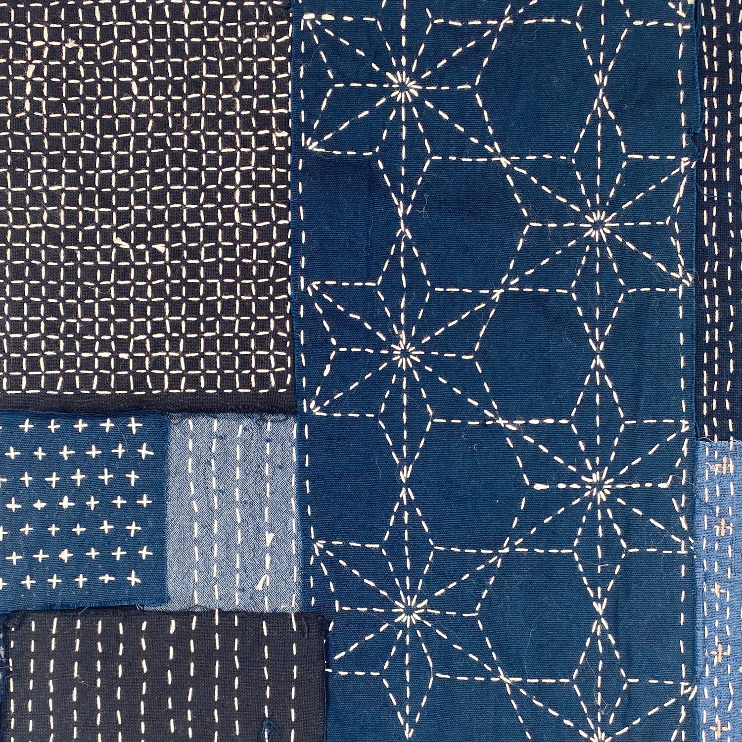 Japanische Sashiko Stickerei in Blau Weiß