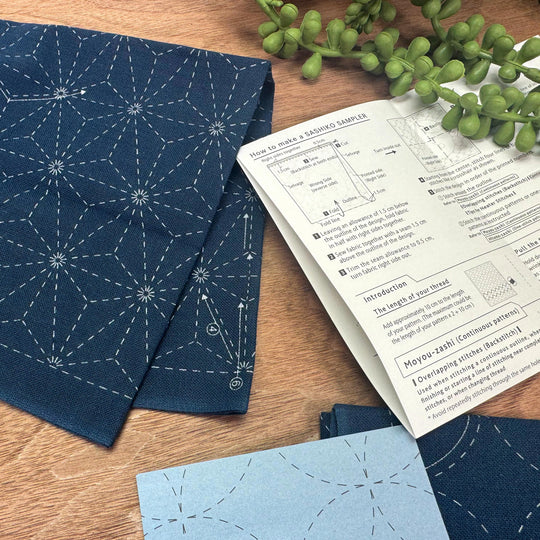 Daruma Hana Fukin Sashiko Sampler - Moyouzashi - Dunkelblau