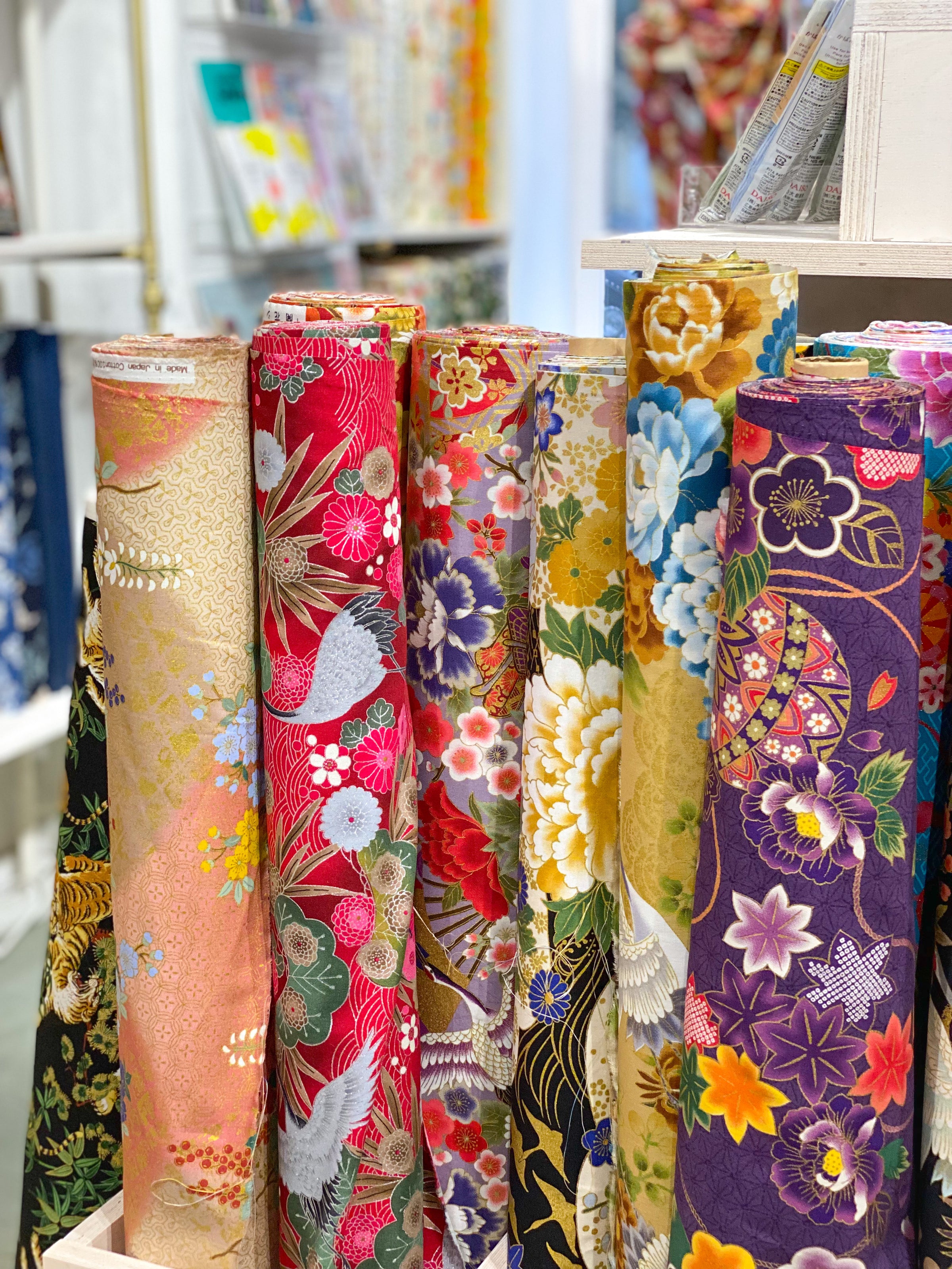 Bunte japanische Stoffe nebeneinander