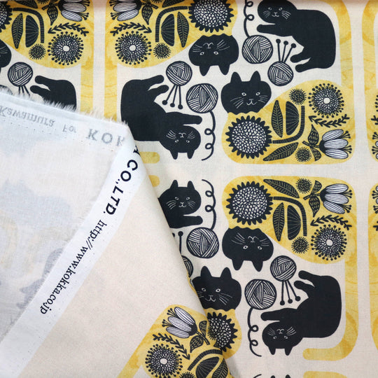 365 Cat Art - Black Cats and Friends - Gelb