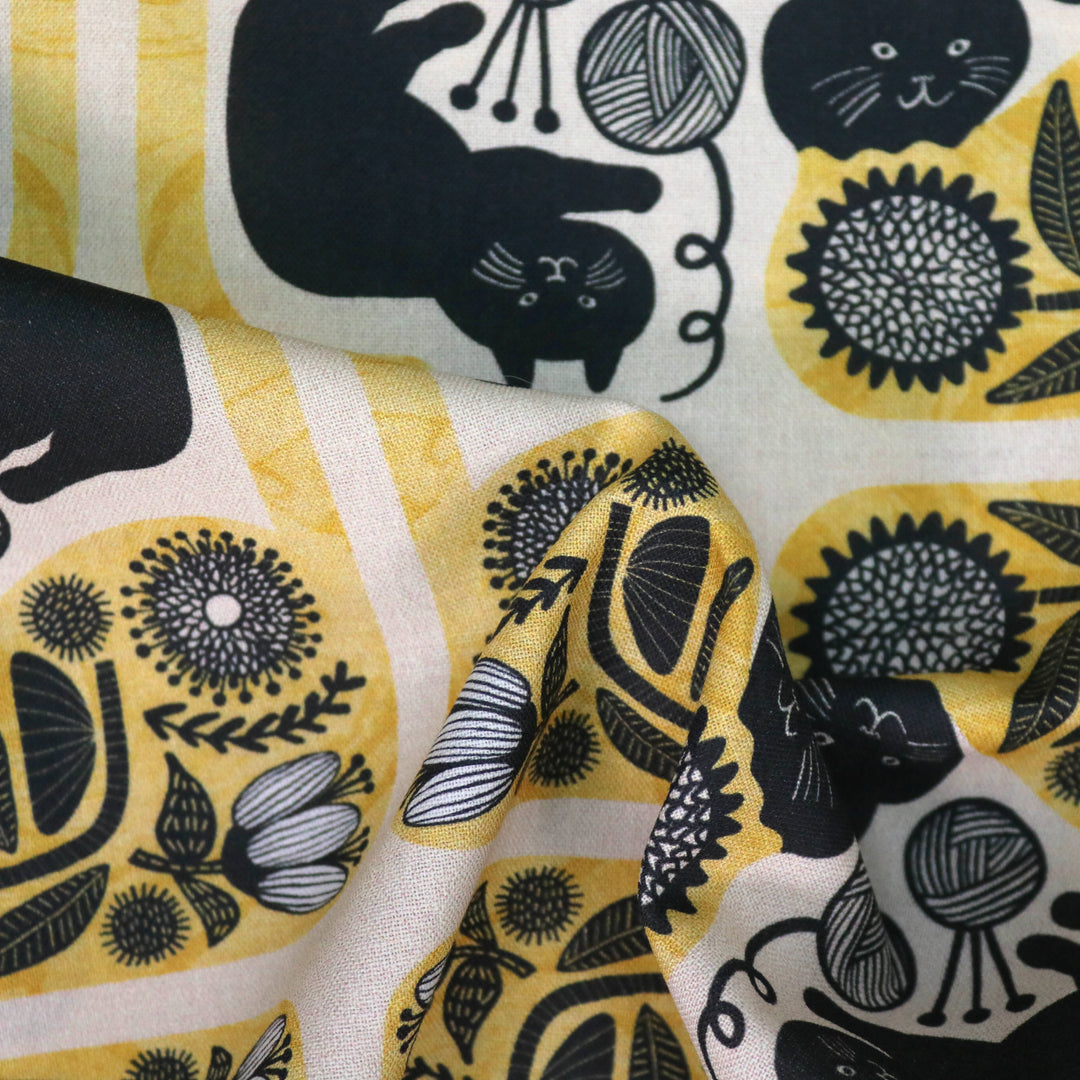 365 Cat Art - Black Cats and Friends - Gelb