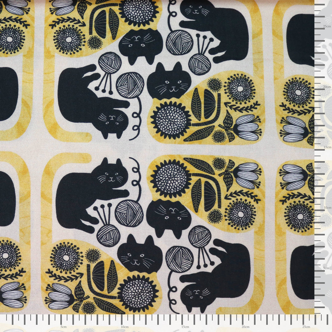 365 Cat Art - Black Cats and Friends - Gelb