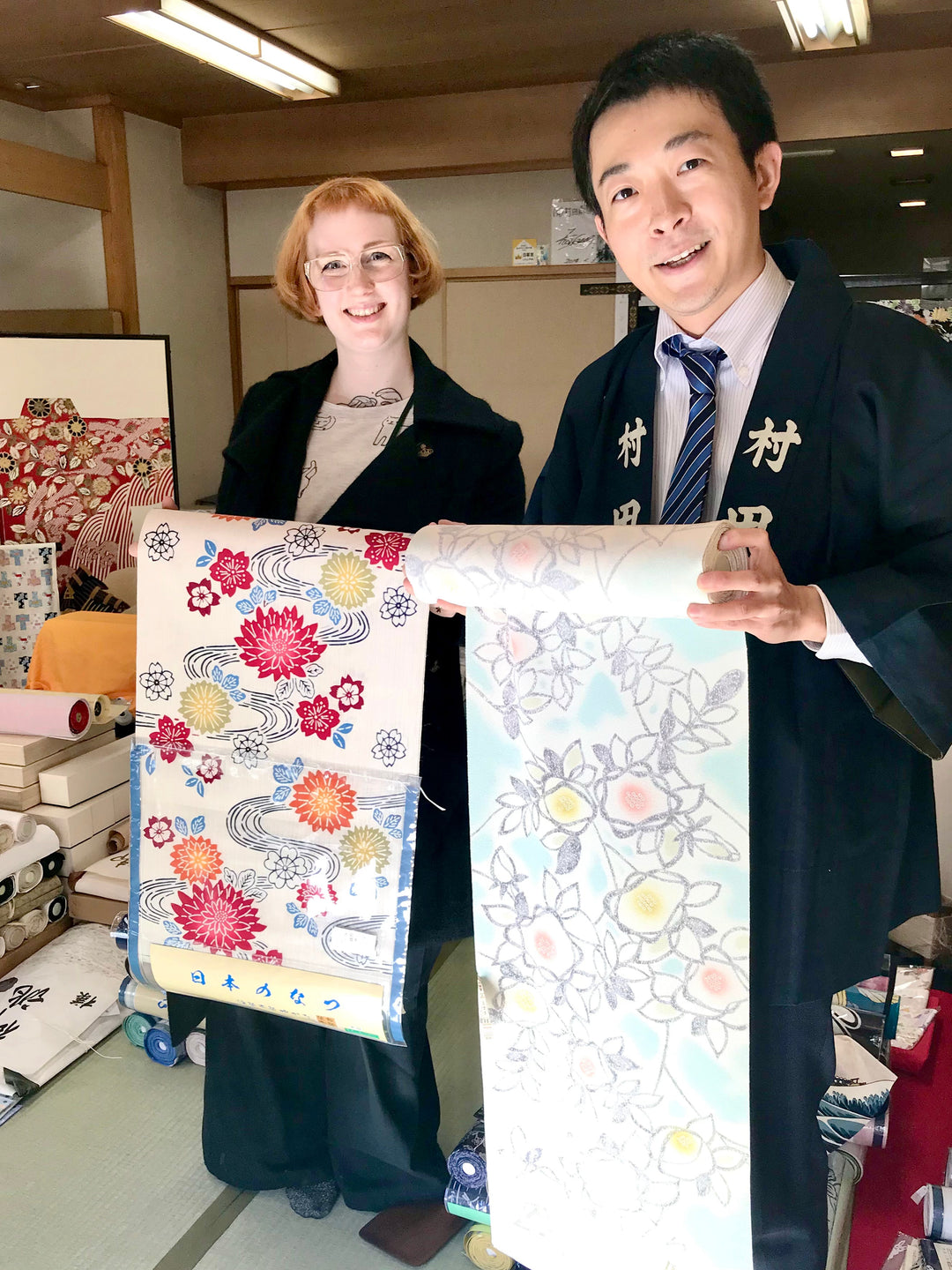 Gründerin Marie in Japan mit einen Stoff-Hersteller